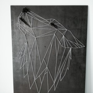 Geometryczny obraz string art wilk