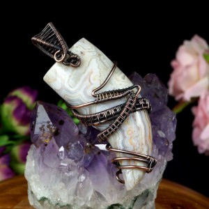 Agat crazy lace, miedziany wisior z agatem koronkowym prezent dla niej, prezent dla mamy, prezent dla żony, biżuteria ręcznie robiona unisex