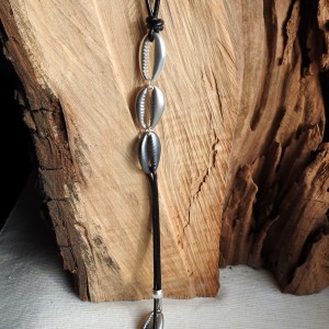 Długi naszyjnik skórzany z muszelkami kauri