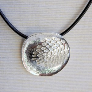 Naszyjnik skórzany "Drobne listki"