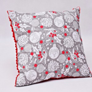 Poduszka świąteczna, ozdoba na święta poduszka na święta z wypełnieniem szyszki bombki