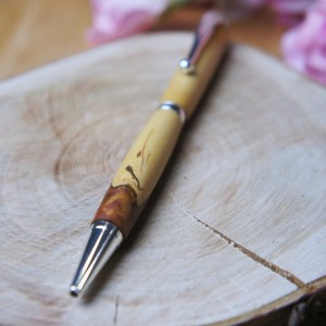 Naturalny długopis wykonany z drewna śliwy