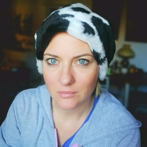 czapka czarna krowa w kropki bordo sztuczne futerko