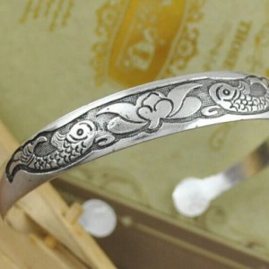 bransoletka w kolorze srebrnym metalowa