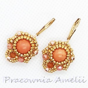 koral bambusowy w złotych koralikach