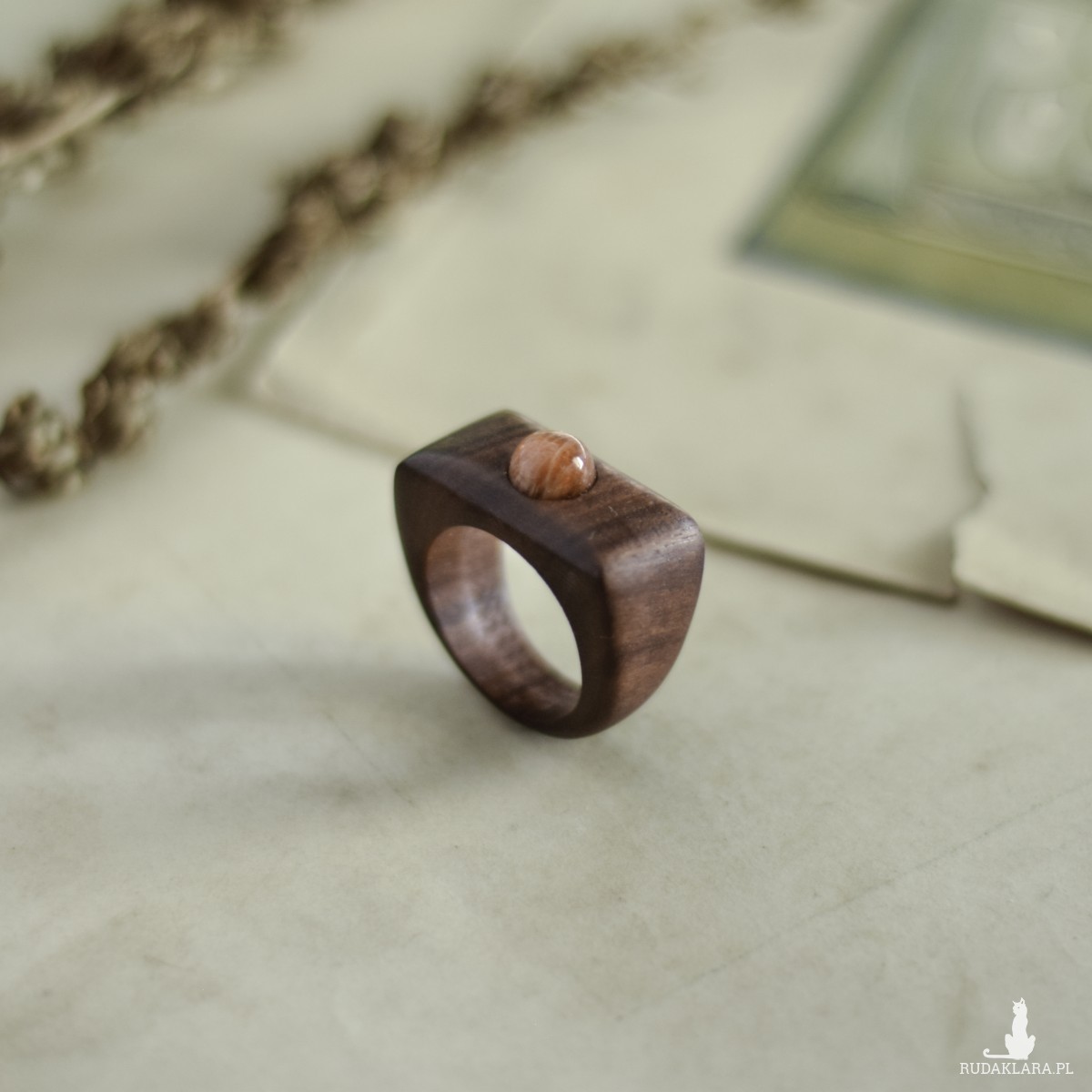 Elegancki drewniany pierścionek z kamieniem słonecznym