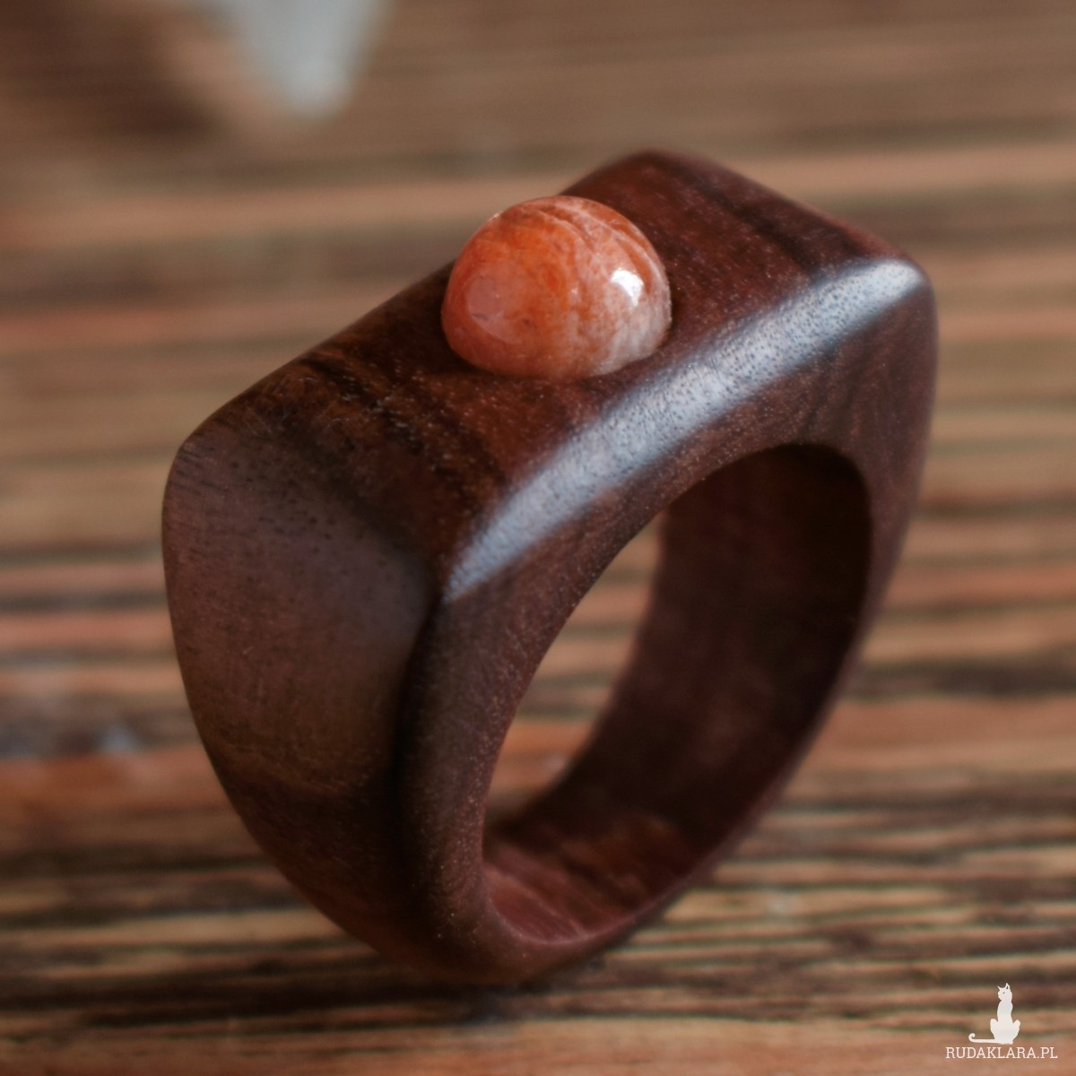 Elegancki drewniany pierścionek z kamieniem słonecznym
