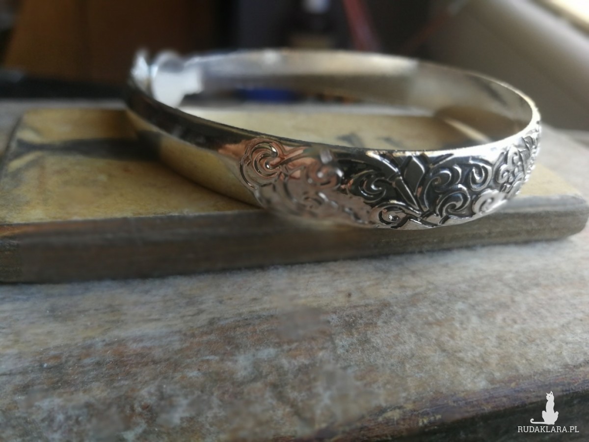 bransoletka w kolorze srebrnym metalowa