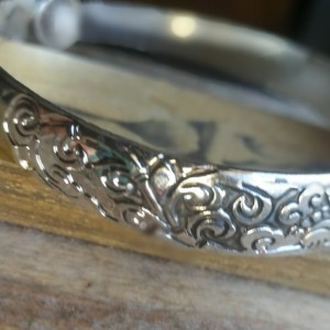 bransoletka w kolorze srebrnym metalowa