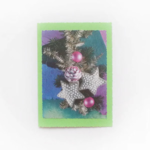 Boże Narodzenie kartki, kartki noworoczne, kartki na Nowy Rok, fioletowo zielona kartka na Boże Narodzenie, świąteczna kartka ze stroikiem, bożonarodzeniowe kartki bez tekstu, bombki kartka