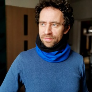 komin męski blisko szyi