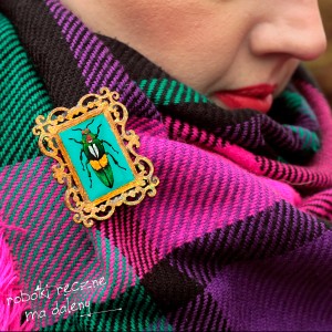 Złoty obrazek z owadem