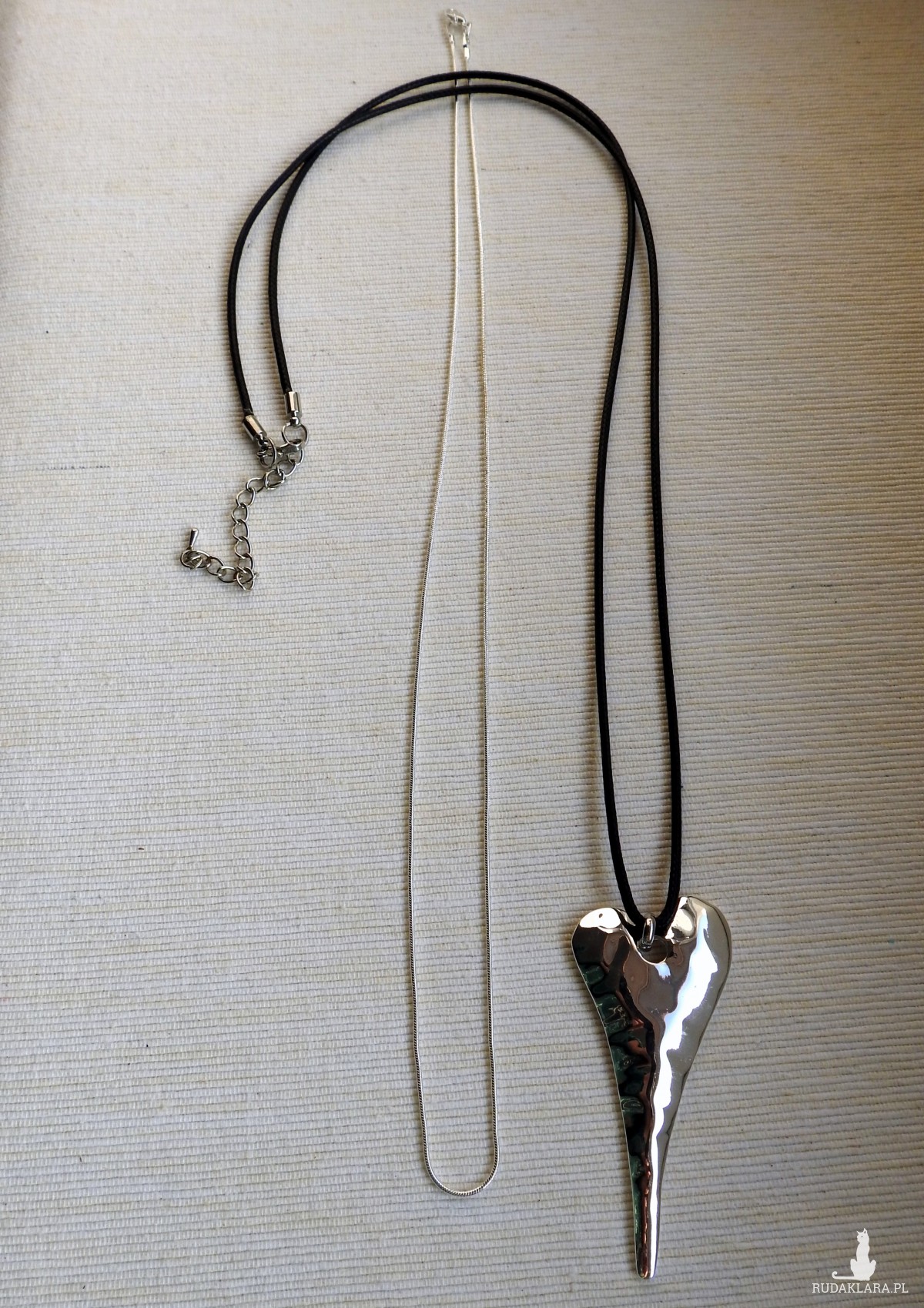 Długi naszyjnik sznurkowy z zawieszką "Stylizowane serce"