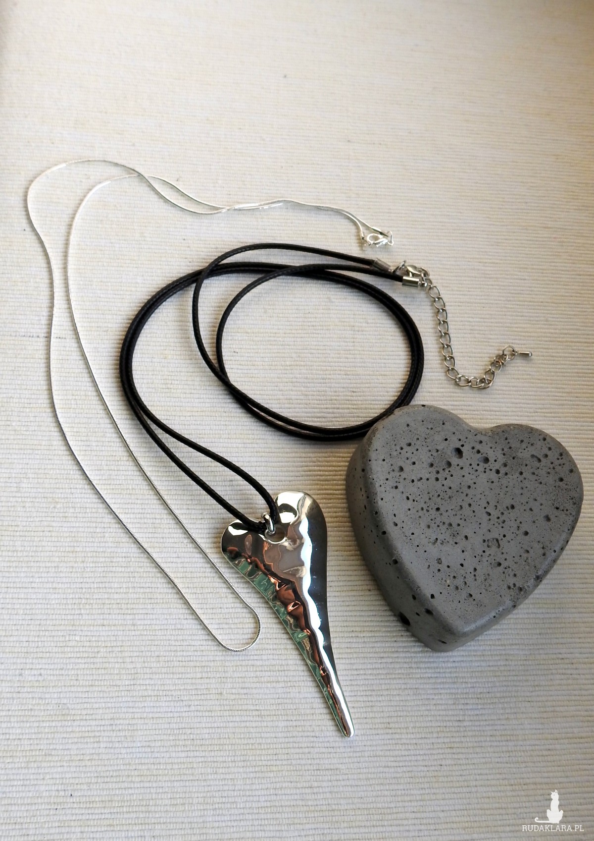 Długi naszyjnik sznurkowy z zawieszką "Stylizowane serce"