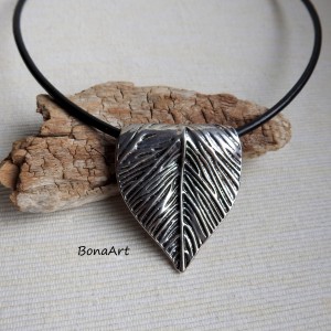 Naszyjnik skórzany z zawieszką "Liść stare srebro"