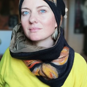 czarny wełniany komplet w kwiaty idealny na zimę filcowany wełną