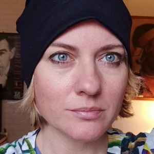 czapka damska uszyta z elastycznego miękkiego jeansu