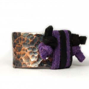 Miedziany pierścionek ze skórzanym czarnym i fioletowym  rzemieniem, ręcznie wykonany, prezent dla niej prezent dla niego, prezent biżuteria autorska