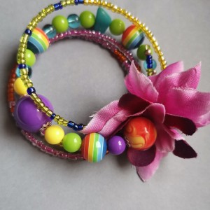 bransoletka koralikowa na drucie pamięciowym