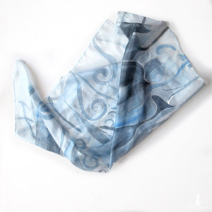Szaroniebieska Roślinna duża jedwabna chusta ręcznie malowana