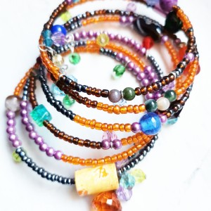 bransoletka koralikowa na drucie pamięciowym