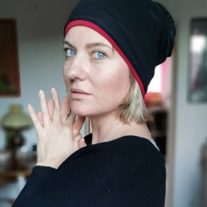 czapka damska czerwono czarna}