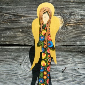 Anioł drewniany do powieszenia na ścianie, wzór Łowicz, anioł ludowy, łowicka wycinanka, dekoracja folkowa, polski folklor, łowickie kwiaty