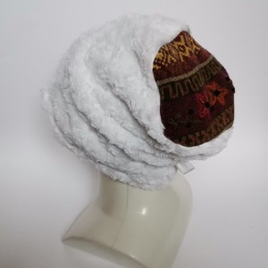 Czapka damska handmade białe zmierzwione futerko