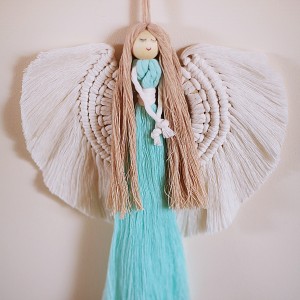 makramowy aniołek na ścianę