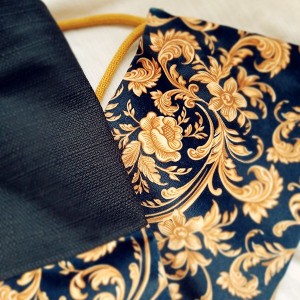 Czarny pokrowiec na matę do jogi w ornamenty