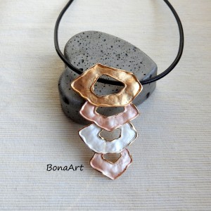 Naszyjnik skórzany "Satynowy perłowo-złoty"