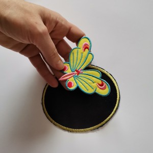 Dwie łaty jeansowe z motylem