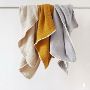 muślinowy otulacz z pomponami dla noworodka