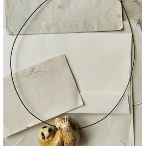 Wisior leniwiec beżowy