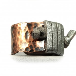 Miedziany pierścionek ze skórzanym srebrnym rzemieniem, ręcznie wykonany, prezent dla niej prezent dla niego, prezent biżuteria autorska