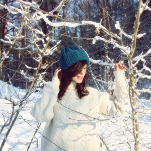 Czapka handmade z wełną kolor morski