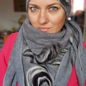 komplet wełniany bezowy wełna merynosy kwiaty