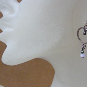 Kolczyki małe serduszka z różem i zielenią