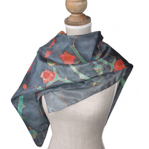 Ręcznie malowana jedwabna chusta Róże na grafitowym tle