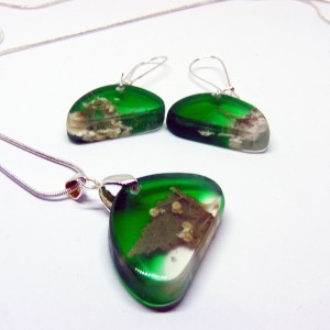 Komplet biżuterii: wisiorek i kolczyki natura w żywicy