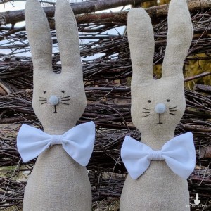 OZDOBA WIELKANOCNA LNIANY KRÓLIK Z KORONĄ NA BIAŁEJ DESCE