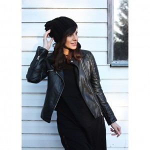 Czarna czapka handmade z wełną