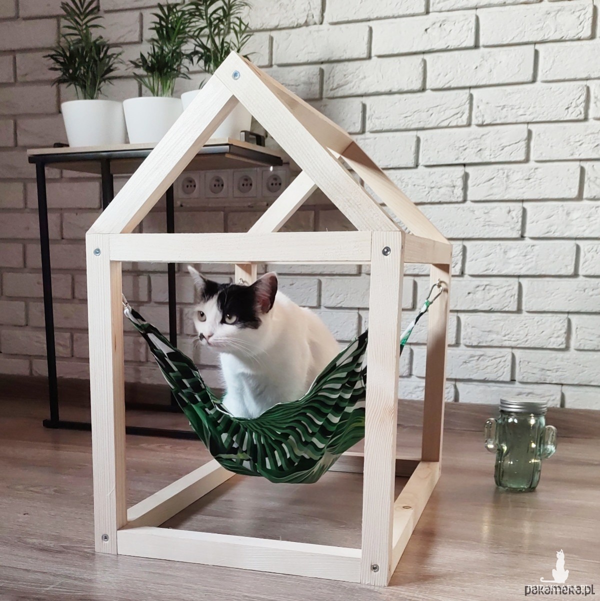Sosnowy domek dla kota z hamakiem
