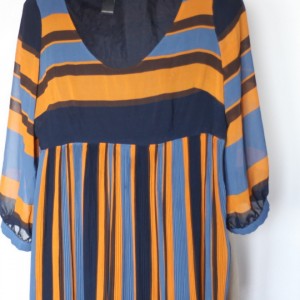 damska sukienka plisowana w paski D1