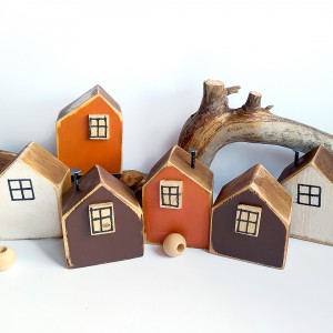 Mały drewniany domek - dekoracje, dodatki do domu