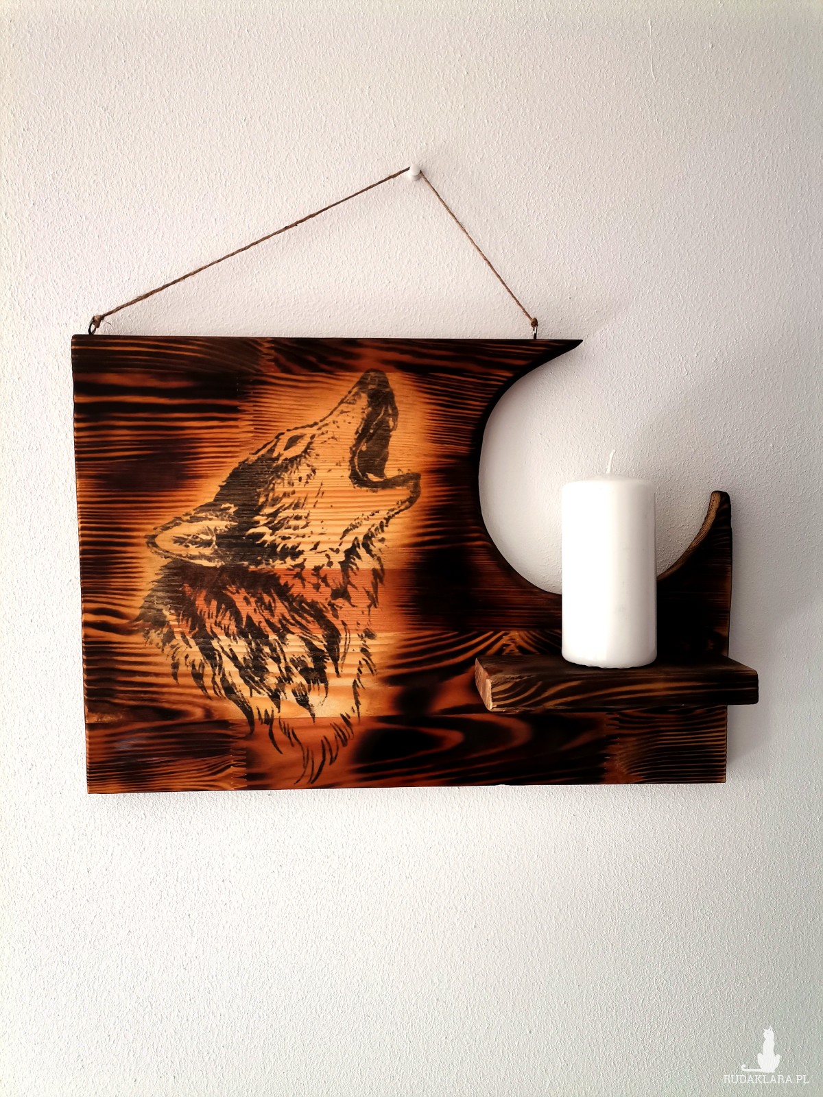Świecznik wiszący drewniany opalany z wilkiem