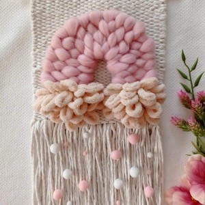 Dekoracja ścienna dla dzieci makatka tęcza chmurki pompony frędzle