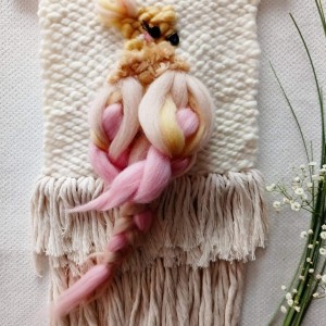 Ptak ptaszek różowy beżowy dekoracja ścienna makatka handmade makrama