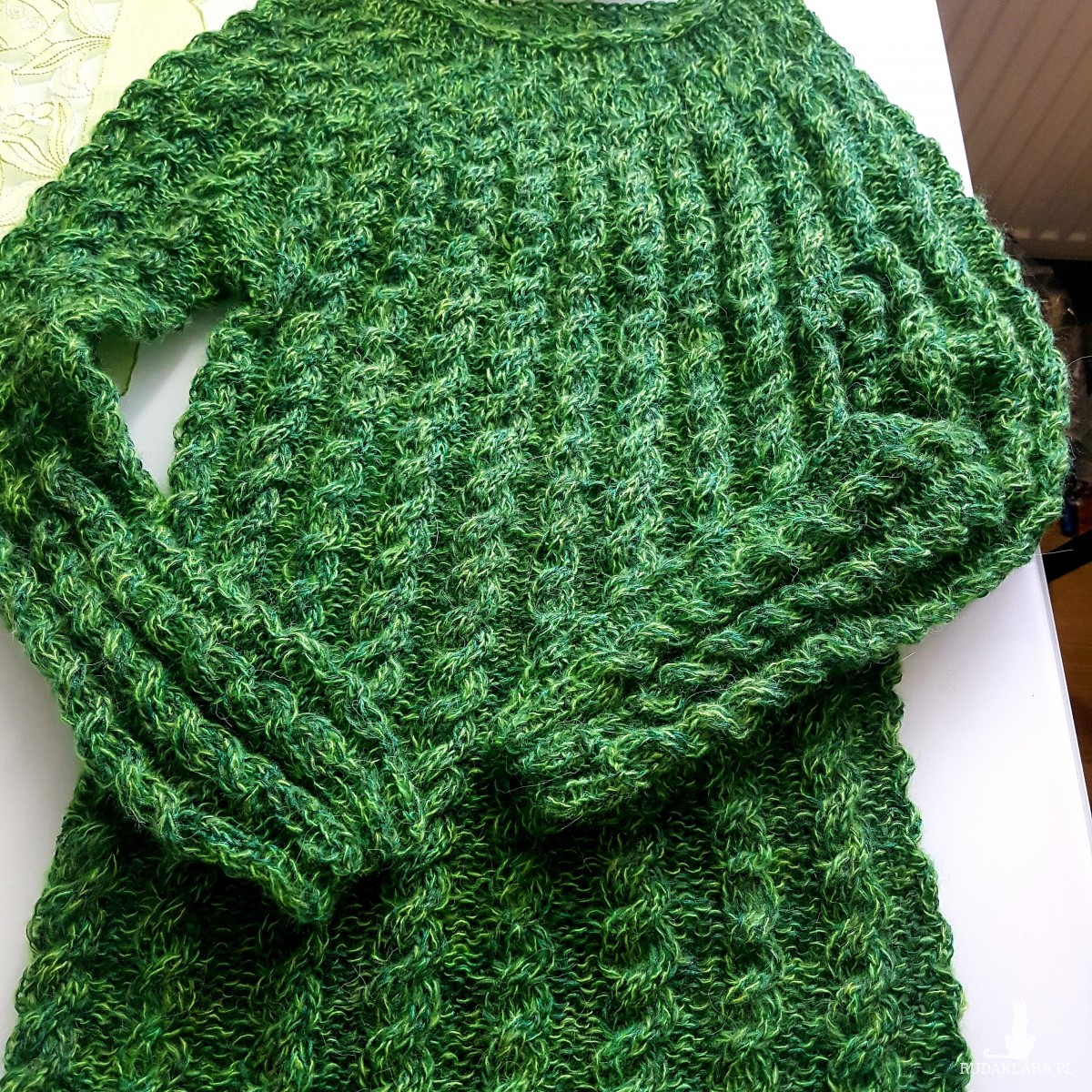 Sweterek ręcznie zrobiony