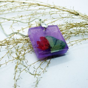 Wisiorek kwiaty zatopione w fioletowej żywicy - żywica i kwiaty